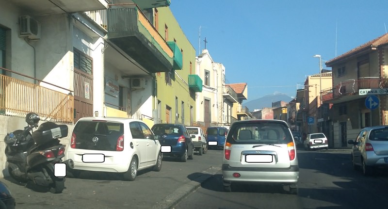 Parcheggio selvaggio a San Giovanni Galermo: quartiere in tilt. LE FOTO