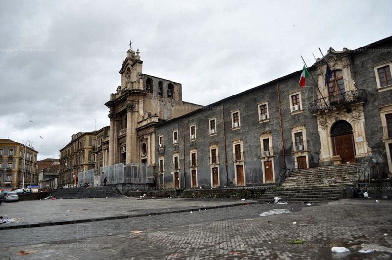 Catania, assembramenti in piazza Carlo Alberto: segnalati in 4 dopo aggressioni ad agenti