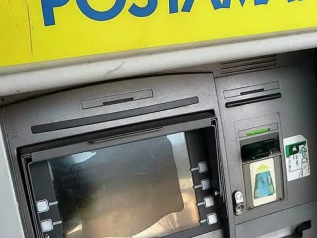 Assaltano ufficio postale ma l’impiegata gli sbarra la strada: rapinatori in fuga