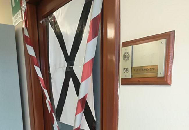 Studenti di giurisprudenza “blindano” la stanza di un prof. indagato
