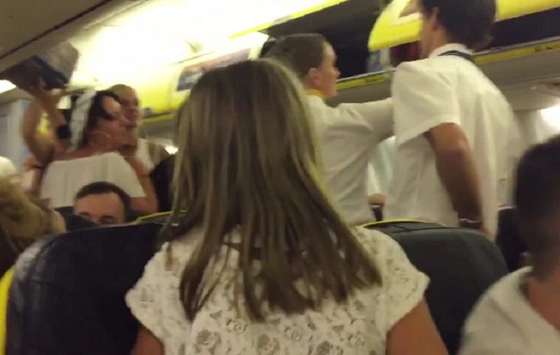 Uomo aggredisce hostess per un bagaglio: lite furiosa sul volo Roma-Palermo