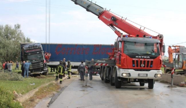 Perde il controllo del tir, invade entrambe le carreggiate e finisce in un terreno privato