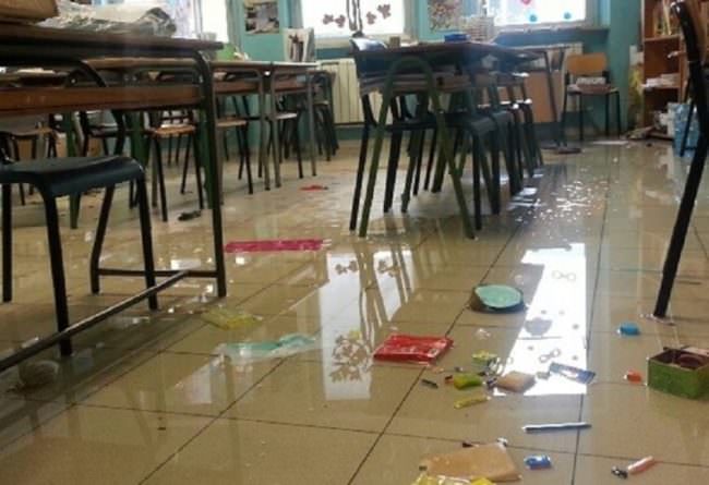 Insegnante picchiata e derisa dalla classe: “Sono ragazzi, alcuni di loro bravi. Non lo faranno più”