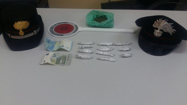 Nascondeva la droga in un mobile del bagno: arrestato pusher nell’agrigentino