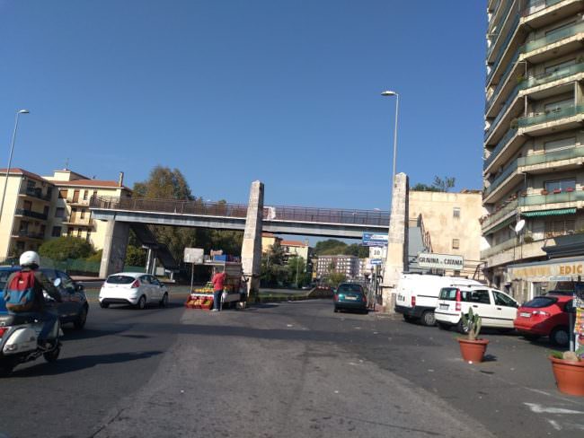 Situazione all’estremo in via Due Obelischi, è necessario mettere la zona in sicurezza