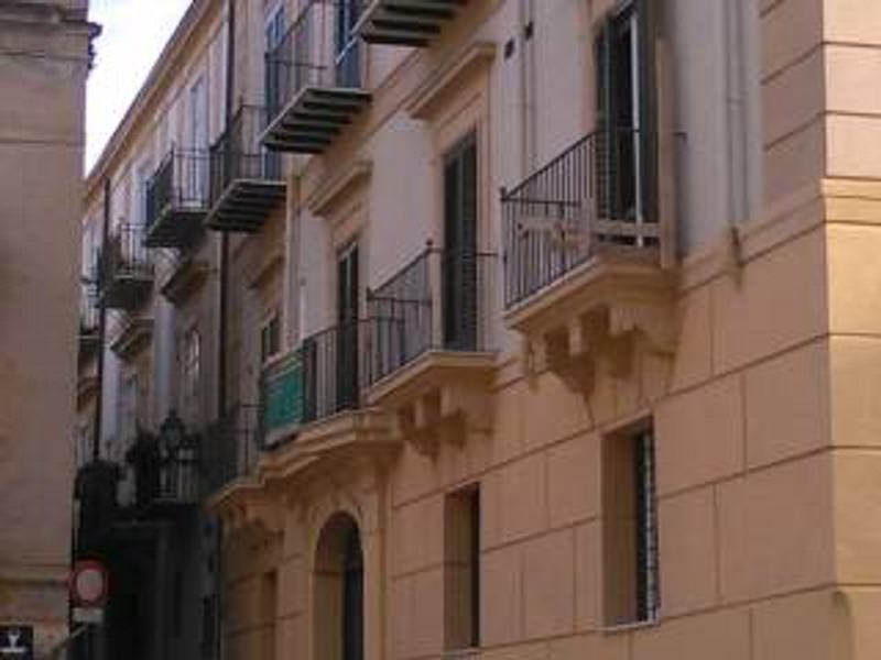 Arrivano i carabinieri in casa sua e impaurito si lancia dal balcone: senegalese ricoverato al Civico