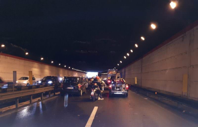 Tre auto si scontrano nel tunnel della Tangenziale: traffico in tilt. FOTO