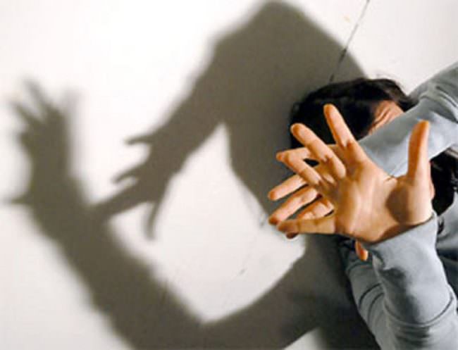 “Fogna, fai schifo!”, marito violento minaccia e picchia la moglie in strada: scattano gli arresti domiciliari