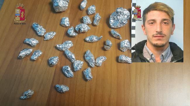Marijuana nascosta “al caldo” negli slip e cocaina in un bicchiere di riso: arrestato pusher
