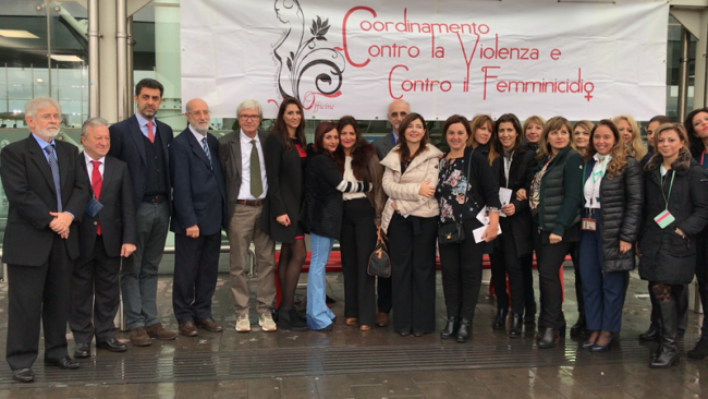 All’aeroporto Fontanarossa di Catania arriva la panchina rossa per le vittime di femminicidio