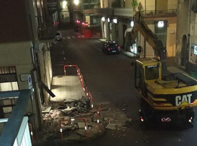 Furto con scasso alla filiale Unicredit di Aci Castello: asportano il bancomat e “posteggiano” l’escavatore