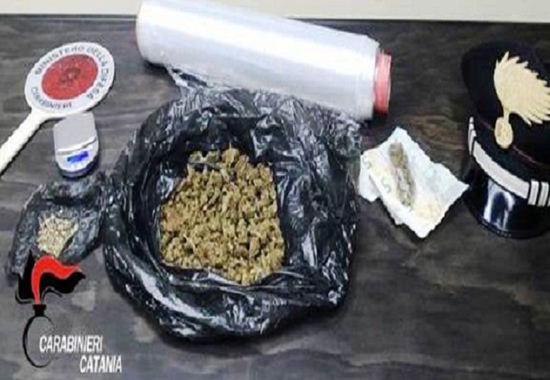 In bici con la marijuana da spacciare, in manette 23enne