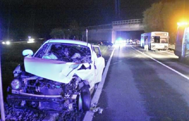 Pauroso scontro tra auto: uno dei conducenti rimane incastrato. È gravissimo