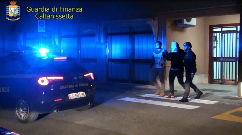 Chiedeva denaro per consulenze tecniche mai effettuate: in manette ispettore dell’Asp