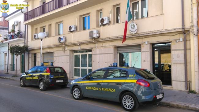 Vendevano capi contraffatti sui social, 4 denunce e centinai di sequestri