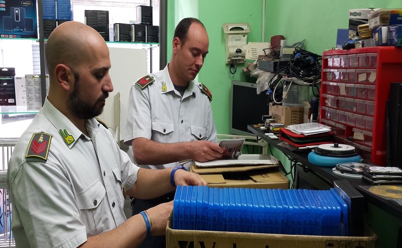 Trasforma casa propria in un centro di masterizzazione illegale di CD e DVD: denunciato