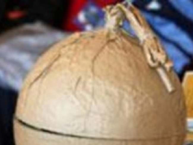 Bomba carta esplode davanti la porta di casa di un’impiegata comunale: atto vandalico o gesto intimidatorio?