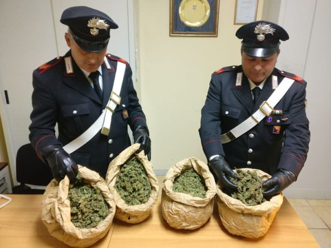 Marijuana e pezzo di pistola dentro a un caseggiato: arrestati due cugini