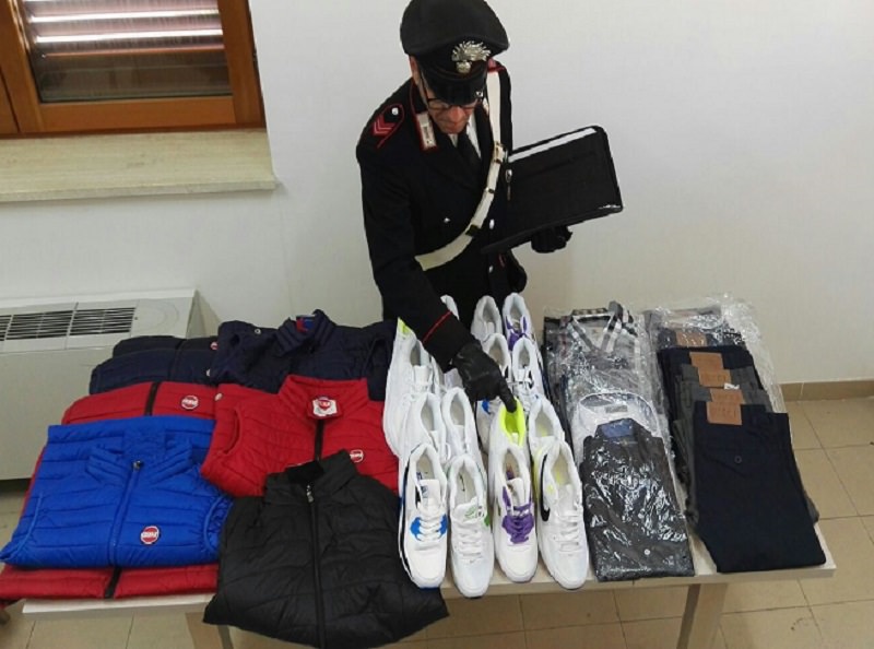 Commercio illegale di scarpe e giubbotti contraffatti, sequestrata merce per 4 mila euro