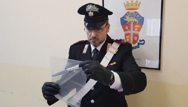 Tenta due rapine e il padre lo prende “a mazzate”