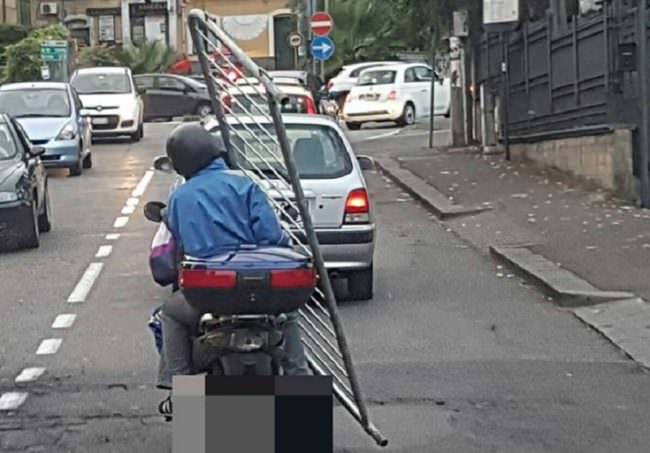 I catanesi e le loro “genialità”: girovagare in motorino… con una transenna!