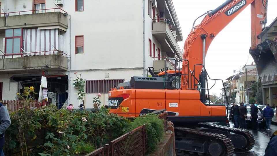Escavatore, giù il muro e via con la cassa: colpo messo a segno alla posta di Camporotondo – FOTO