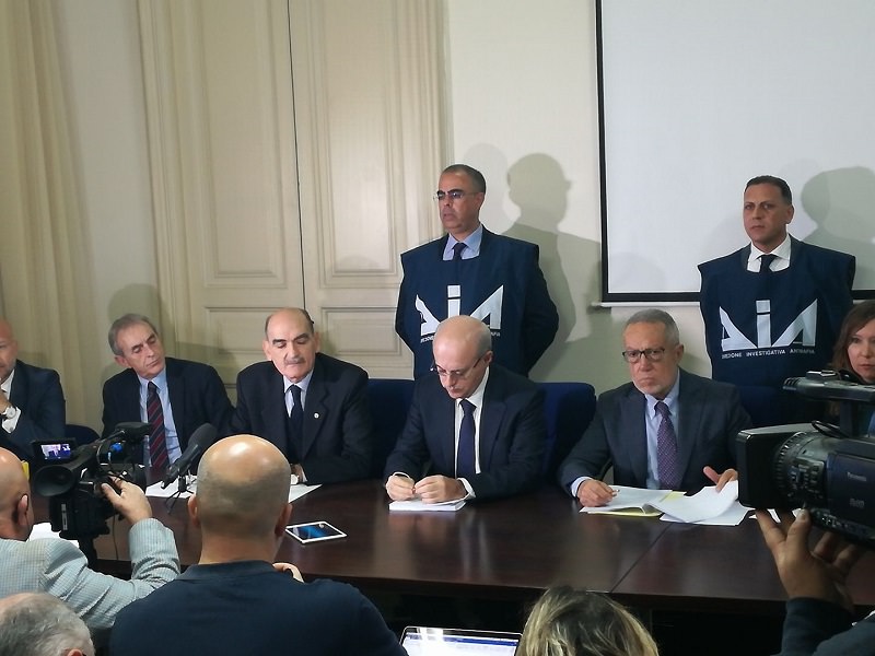 Pagamenti dentro a garage per assicurarsi gli appalti dei rifiuti e protezione: i dettagli dell’operazione “Gorgòni”