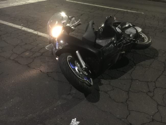 Sangue a terra, cade dallo scooter e batte la testa: centauro in gravissime condizioni – FOTO
