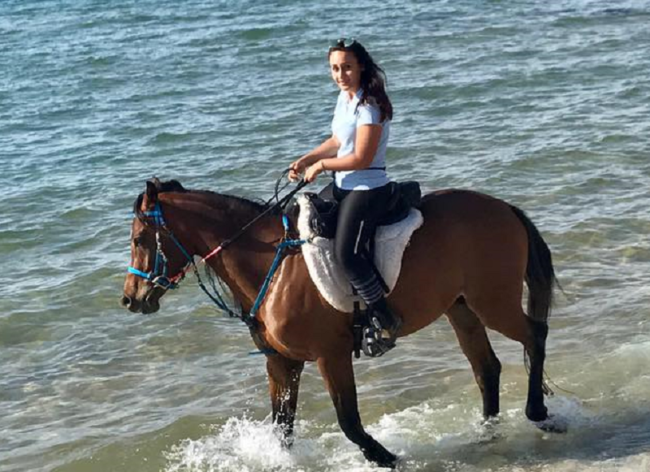 Cade da cavallo e sbatte la testa, 22enne in coma: rischia la vita