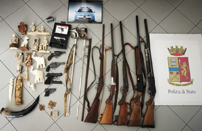 Aggredisce la sorella: trovato con arsenale in casa e a lavoro
