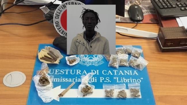 Cerca di vendere il “fumo” ai poliziotti: “Qui la droga, datemi 10 euro”