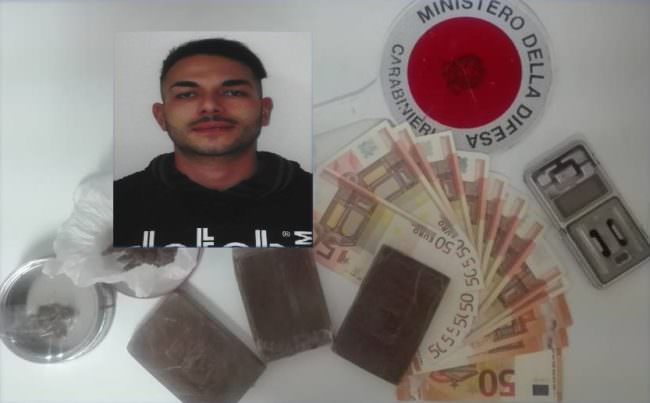 Droga in auto e in casa: arrestato 23enne