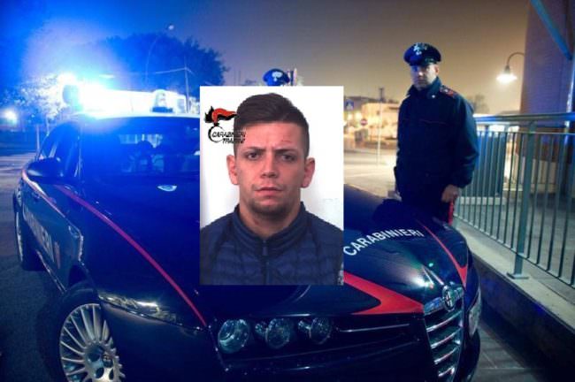 Distrugge 15 auto e un bancomat con un bastone in ferro: arrestato 20enne