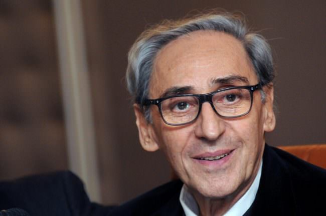 Incidente casalingo per Franco Battiato: si frattura il femore e il bacino. Annullati quattro concerti