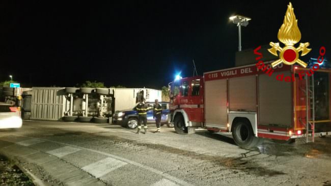 Tir si ribalta vicino alle porte di Catania: ferito conducente – FOTO