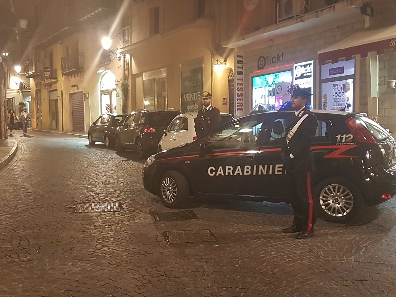 Sorpreso ad un posto di blocco con hashish e cocaina, arrestato 25enne