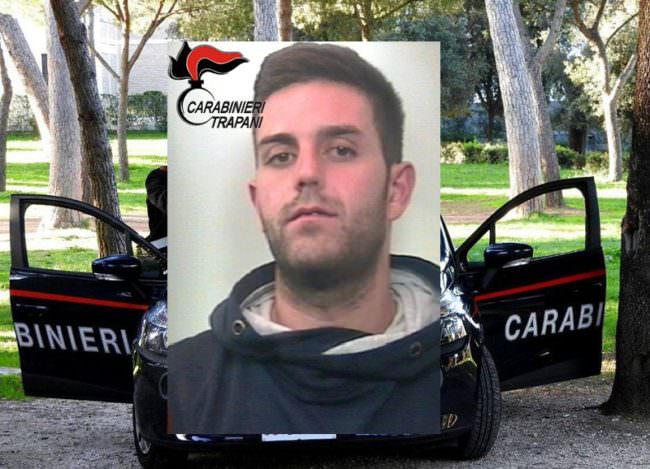 Lo beccano con la droga, ma lui la butta dal finestrino: scatta l’inseguimento in auto