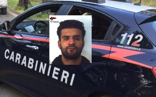 Pedinato dai carabinieri: beccato a vendere hashish in pieno centro