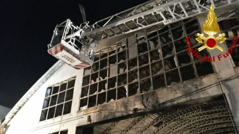 Paura alla Zona Industriale: forte incendio in un deposito di giornali e riviste. FOTO e VIDEO