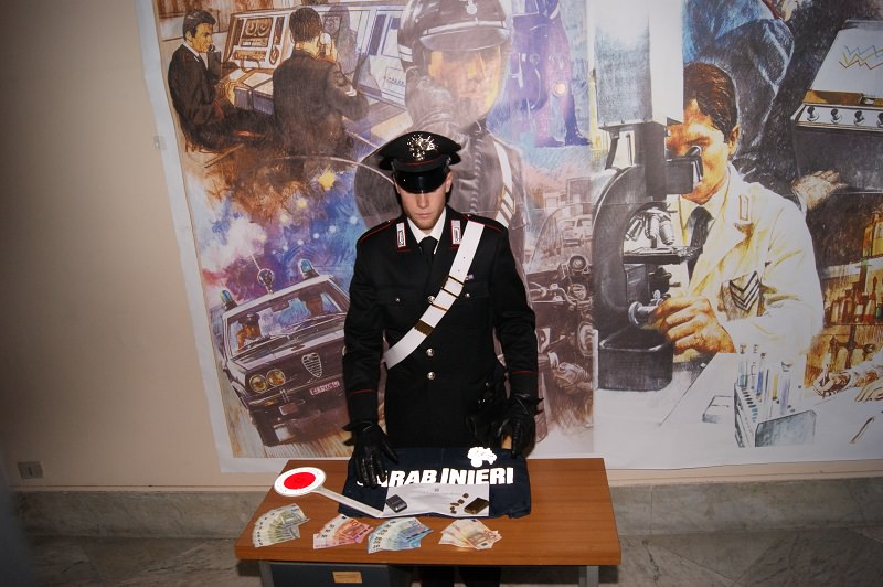 Operazione antidroga: 21enne trovato con hashish nel cuscino. Arrestato