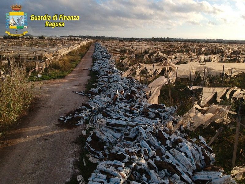 Discarica abusiva a cielo aperto: scoperte 20 tonnellate di rifiuti pericolosi