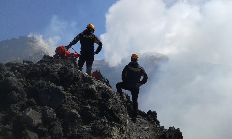 Senza alcuna autorizzazione e abilitazione, portava i turisti sull’Etna: denunciata guida