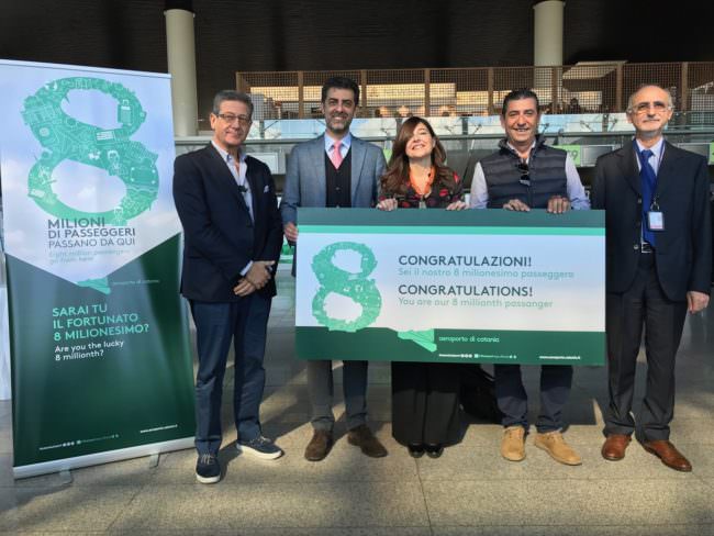 Fontanarossa taglia il traguardo degli 8 milioni di passeggeri: premiato un viaggiatore. VIDEO