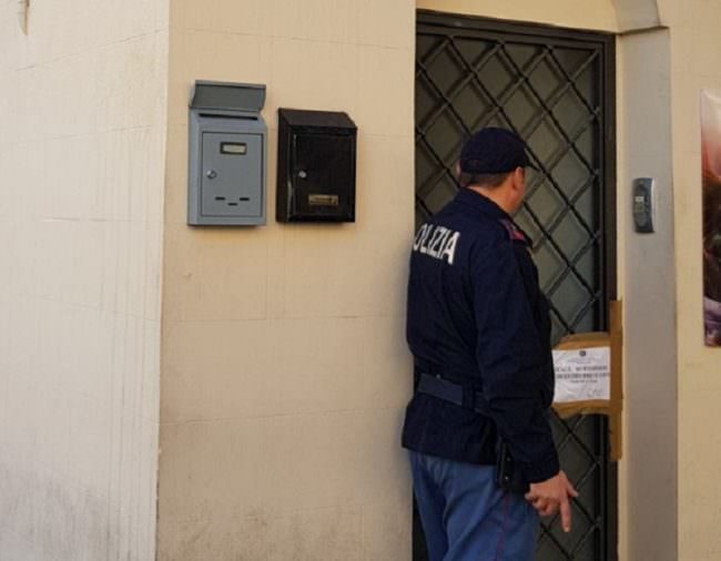 Palazzina trasformata in alcova per la prostituzione in via Lincoln: 2 arresti e 3 denunce