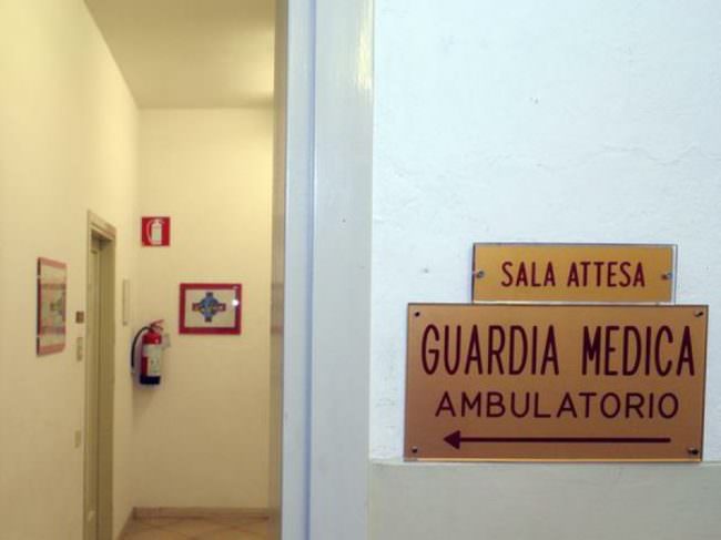 Psicosi Coronavirus, uomo infuriato minaccia e aggredisce dottoressa: “Deve fare il tampone a mia moglie!”