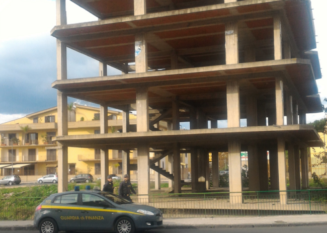 Minorenni si appostano su un palazzo e lanciano sassi alle auto