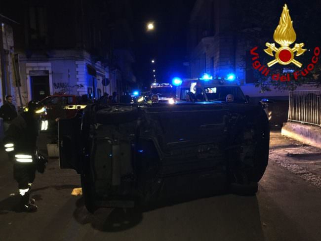 Catania, scontro tra auto e furgone. Citroen C1 si ribalta, intervengono i vigili del fuoco. Le FOTO