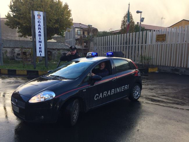 Rubano suv e poi cercano di venderlo su Facebook: beccati e arrestati