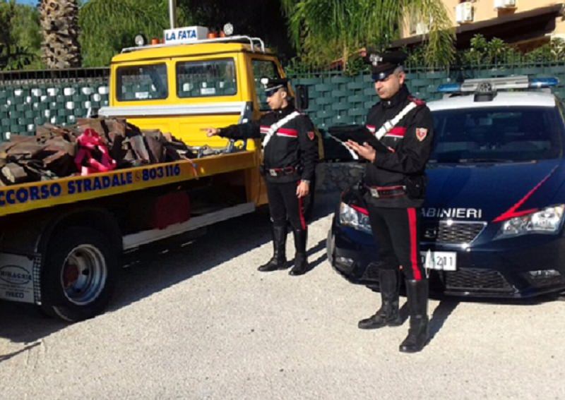 Rubano grondaie in rame da una casa e poi cercano di scappare: in manette tre giovani