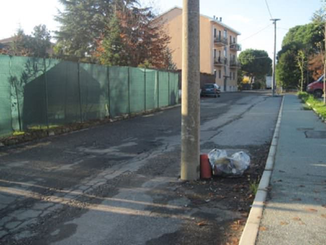 Scoppia pneumatico e si schianta contro palo della luce: ferito un ragazzo